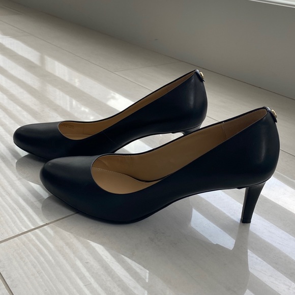 Like new Michael Kors Black Jenna Flex Pump - Picture 1 of 8
